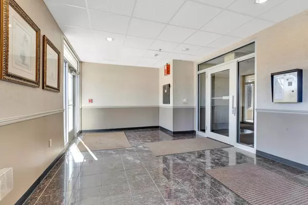 6995 S Riverwood Blvd Unit S-303, Franklin, WI 53132