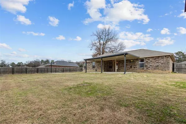 402 Mission Crest Circle, Lindale, TX 75771