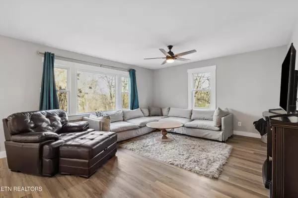 414 3Rd Ave, Lenoir City, TN 37771