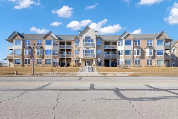 6995 S Riverwood Blvd Unit S-303, Franklin, WI 53132