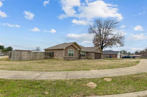 402 Mission Crest Circle, Lindale, TX 75771
