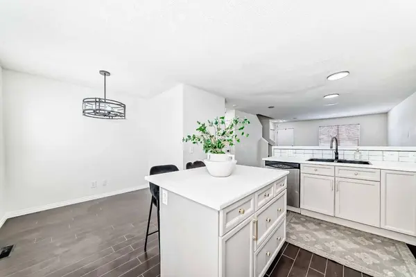 3042 New Brighton GDNS SE, Calgary, AB T2Z 0A5