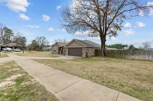 402 Mission Crest Circle, Lindale, TX 75771
