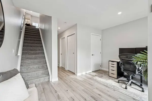 27 Les Jardins PARK SE, Calgary, AB T2C 5V3