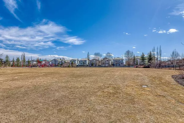 27 Les Jardins PARK SE, Calgary, AB T2C 5V3