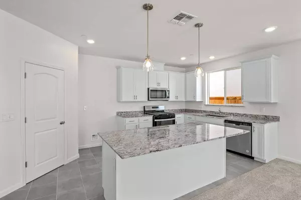 637 Stone Crest AVE, Madera, CA 93636