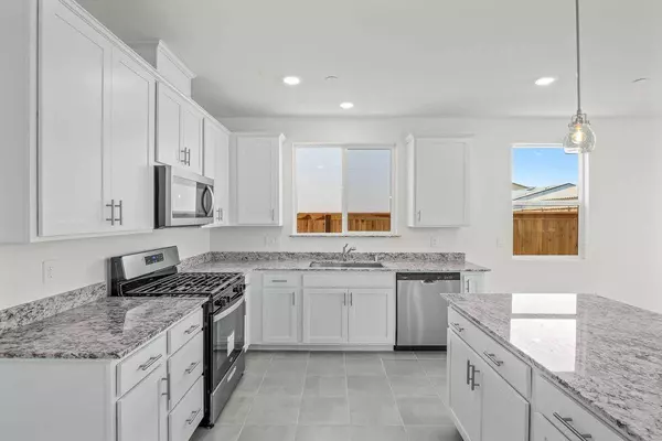 637 Stone Crest AVE, Madera, CA 93636