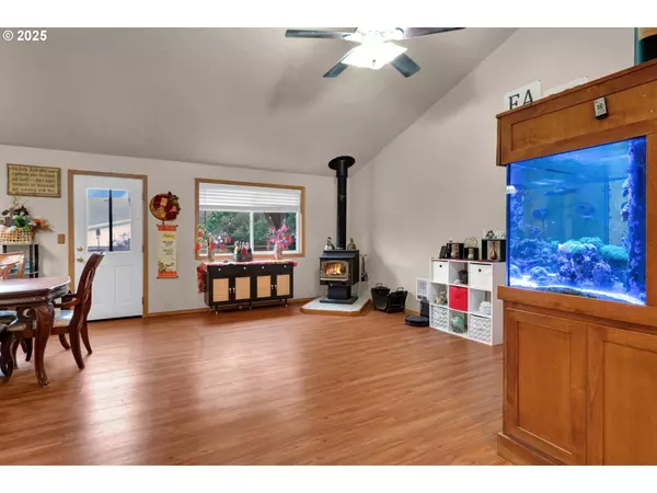 87899 8TH ST, Veneta, OR 97487