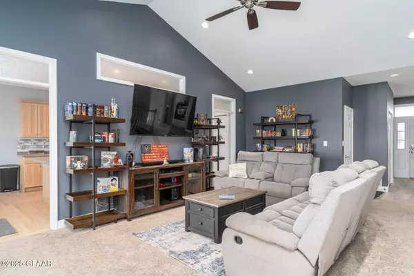 5596 CYPRESS POINT DR, Grand Forks, ND 58201