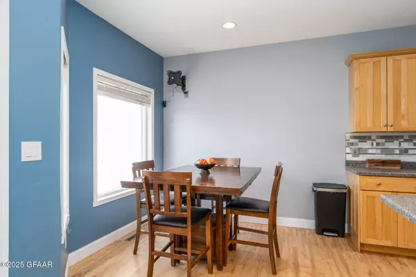 5596 CYPRESS POINT DR, Grand Forks, ND 58201