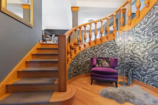 503 Coach Light Bay SW, Calgary, AB T3H 1Y5