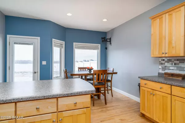 5596 CYPRESS POINT DR, Grand Forks, ND 58201