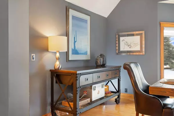 503 Coach Light Bay SW, Calgary, AB T3H 1Y5