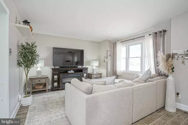 937 LOIS DR, Williamstown, NJ 08094