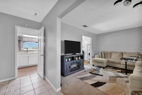 7186 KING ARTHUR RD N, Jacksonville, FL 32211