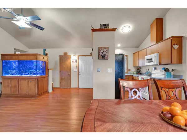 87899 8TH ST, Veneta, OR 97487