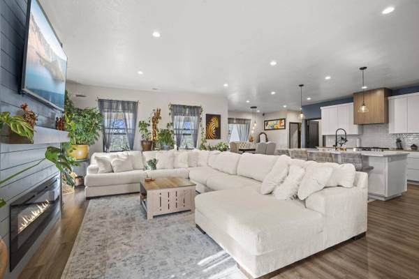 447 Arrowhead TRL, Eagle Point, OR 97524