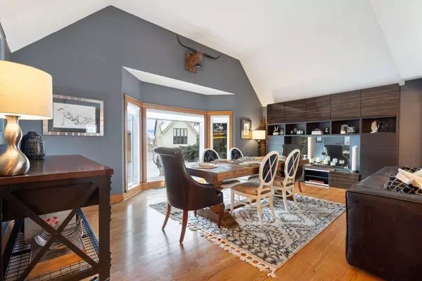 503 Coach Light Bay SW, Calgary, AB T3H 1Y5