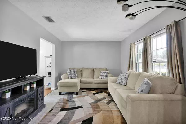 7186 KING ARTHUR RD N, Jacksonville, FL 32211