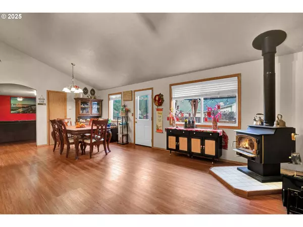 87899 8TH ST, Veneta, OR 97487