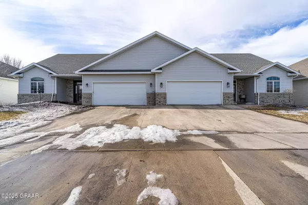 5596 CYPRESS POINT DR, Grand Forks, ND 58201
