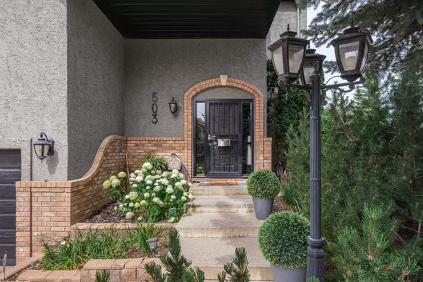 503 Coach Light Bay SW, Calgary, AB T3H 1Y5