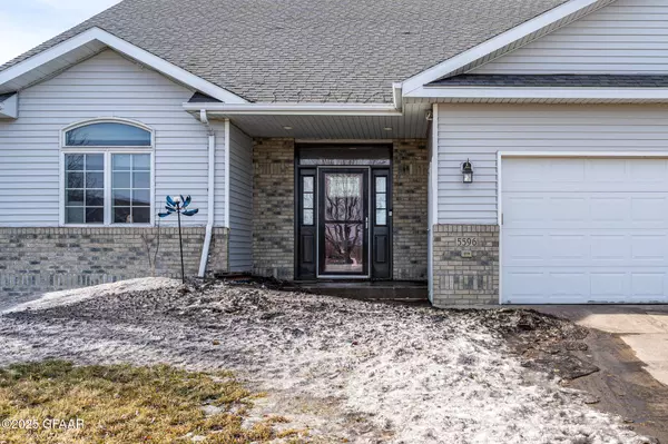 5596 CYPRESS POINT DR, Grand Forks, ND 58201