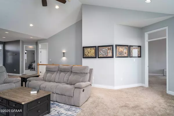 5596 CYPRESS POINT DR, Grand Forks, ND 58201