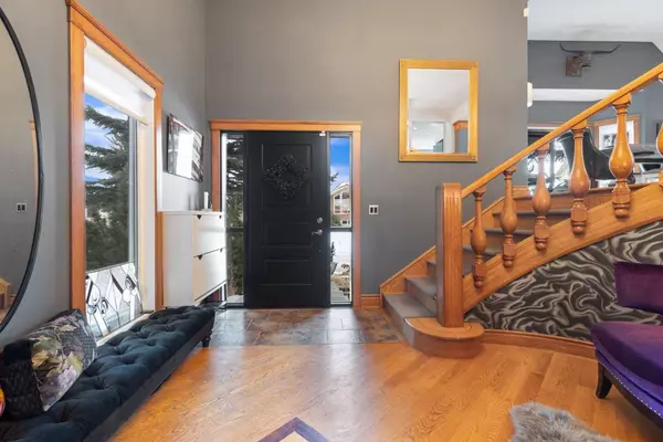 503 Coach Light Bay SW, Calgary, AB T3H 1Y5