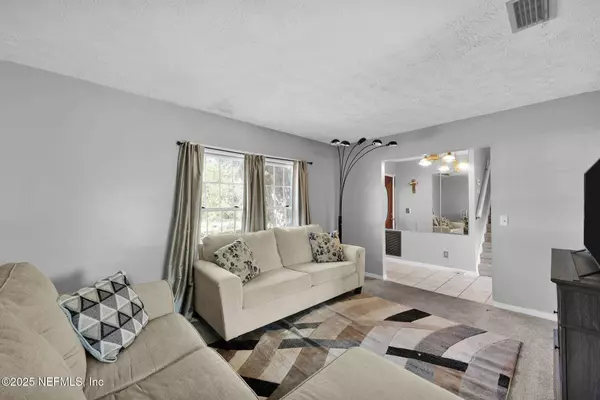 7186 KING ARTHUR RD N, Jacksonville, FL 32211