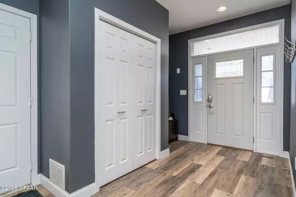 5596 CYPRESS POINT DR, Grand Forks, ND 58201