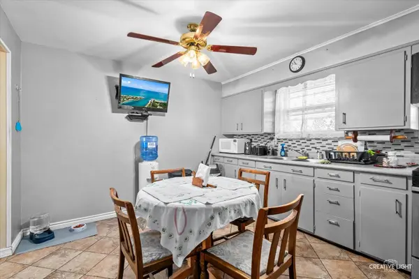 202 Arnold AVE, Aurora, IL 60506