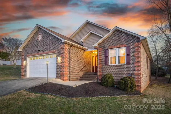 924 41st Avenue DR NE, Hickory, NC 28601