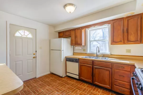 555 Kendall LN, Dekalb, IL 60115