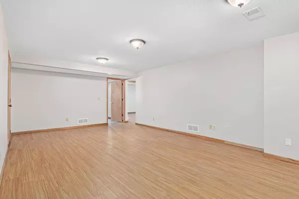 849 Dodd RD, West Saint Paul, MN 55118