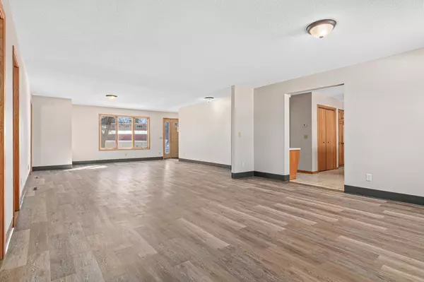 849 Dodd RD, West Saint Paul, MN 55118