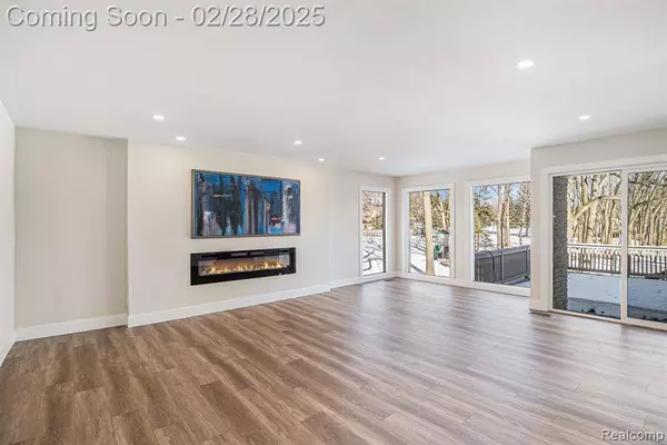 1800 CHARM Court, Rochester Hills, MI 48306