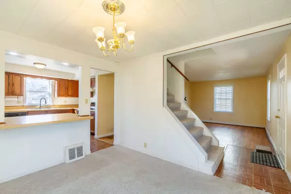 555 Kendall LN, Dekalb, IL 60115