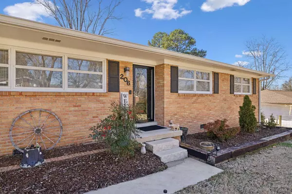 206 Jackson Heights Rd, Columbia, TN 38401