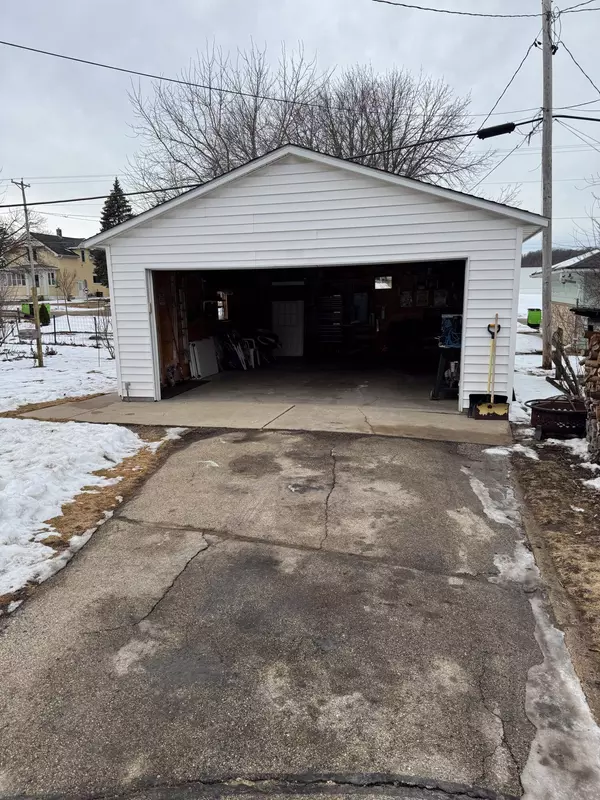 423 Seitz Ave, Mayville, WI 53050