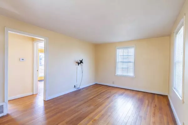 555 Kendall LN, Dekalb, IL 60115