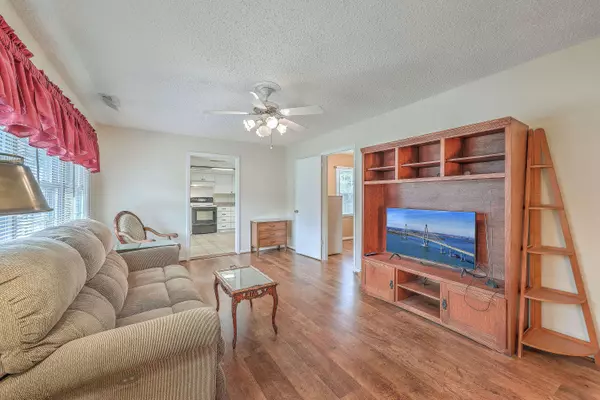 1228 Hawthorne Rd, Hanahan, SC 29410