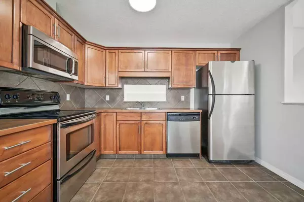 27 Copperfield CT SE, Calgary, AB T2Z 4Z3