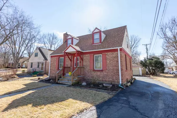 555 Kendall LN, Dekalb, IL 60115