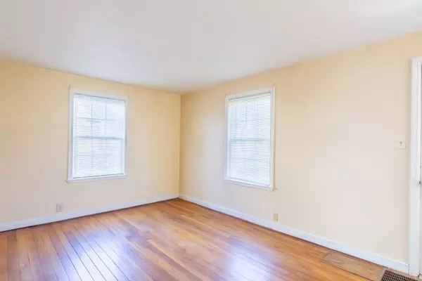 555 Kendall LN, Dekalb, IL 60115