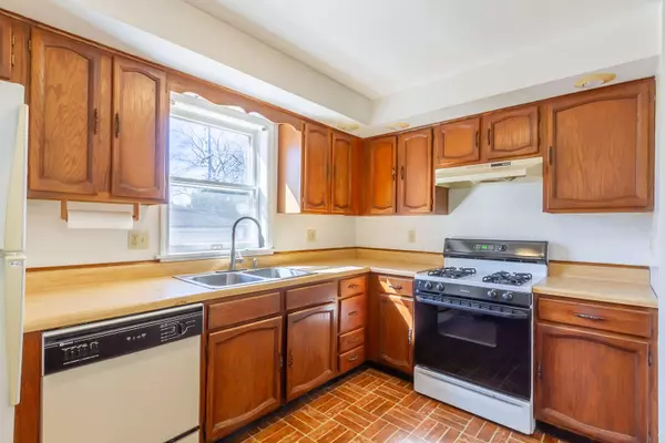 555 Kendall LN, Dekalb, IL 60115