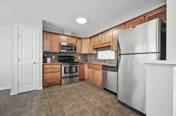 27 Copperfield CT SE, Calgary, AB T2Z 4Z3