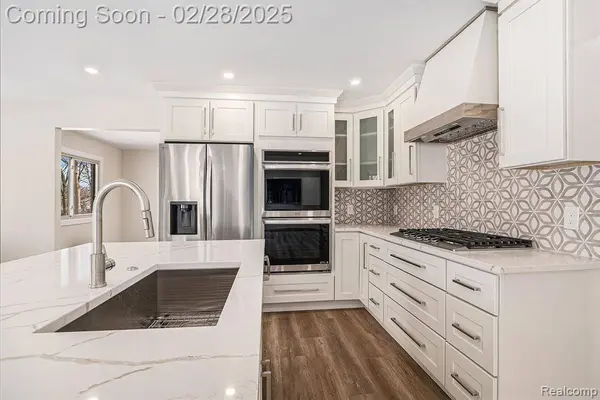 1800 CHARM Court, Rochester Hills, MI 48306