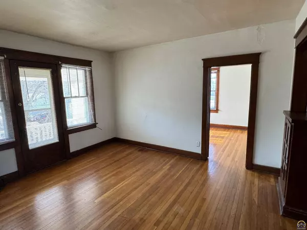 808 SW 11th ST, Topeka, KS 66612