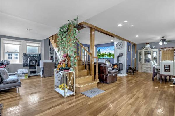 2 Arch AVE, Farmingdale, NY 11735